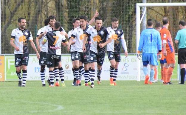 Los jugadores de Unionistas celebran uno de los goles ante el Burgos Promesas. 