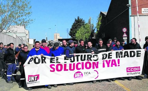 Concentración de los trabajadores de Made ante las puertas de la fábrica medinense.