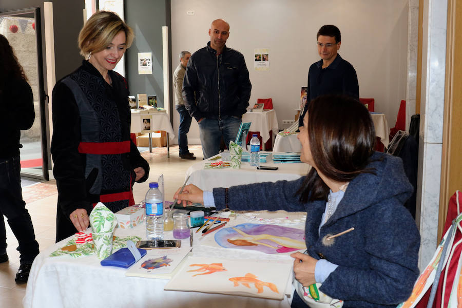 La ilustradora Ana María Valverde pintó sus acuarelas en el mercado para visibilizar la labor de «las imágenes que acompañan al texto». 