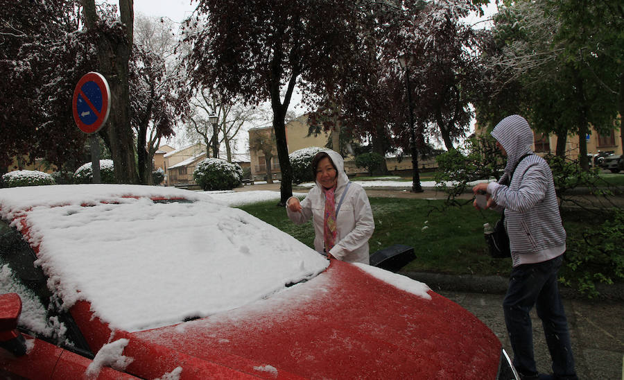 Fotos: Vuelve la nieve a Segovia