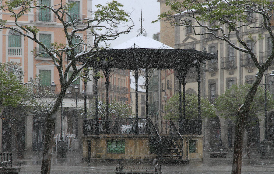 Fotos: Vuelve la nieve a Segovia