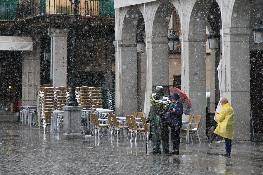 Fotos: Vuelve la nieve a Segovia