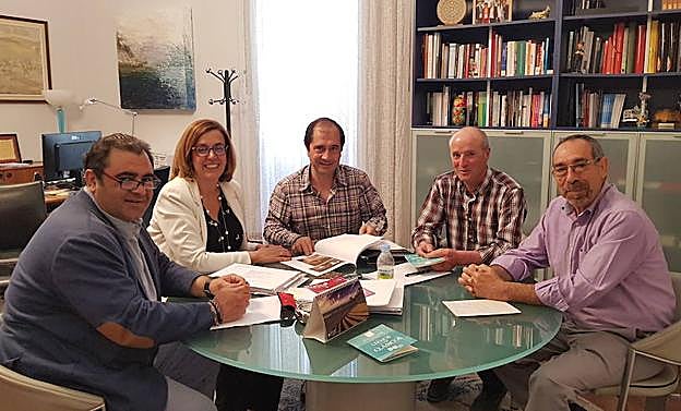 Ángeles Armisén, en la reunión con los campaneros. 
