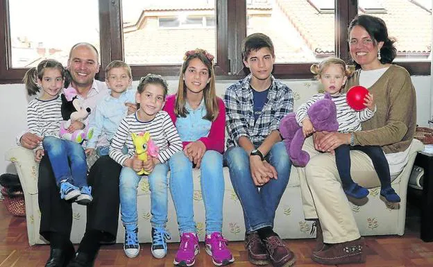 La familia Gervas Pérez, retratada el viernes en el salón de su casa en Palencia. :