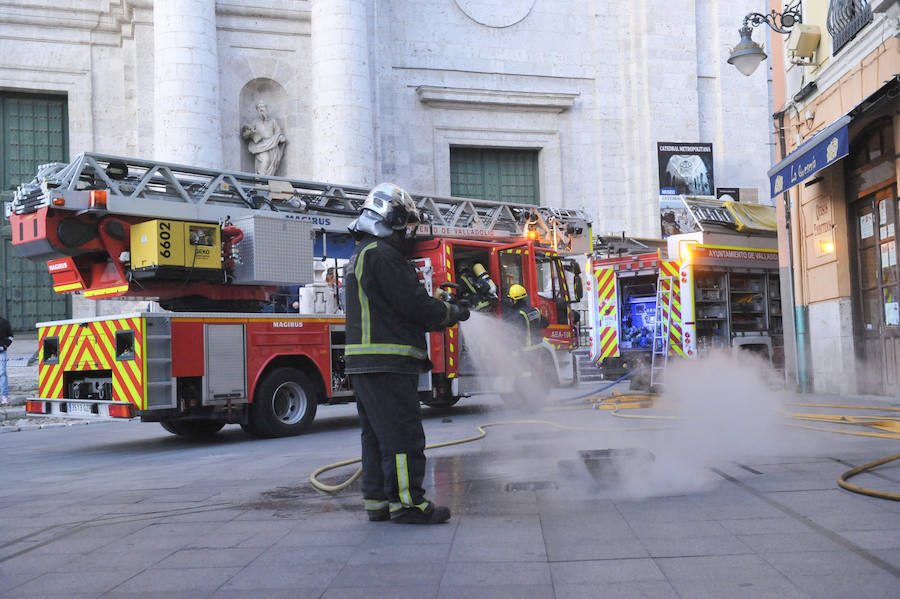 Dos incendios leves perturbaron la tarde del sábado en Valladolid. Los bomberos se tuvieron que desplazar a la calle Cascajares, donde la campana de una haburguesería se prendió. Dos horas después el conato de fuego tuvo lugar en el antiguo hotel Marqués de la Ensenada.