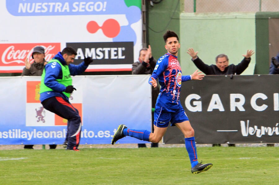 Fernán celebra uno de los goles conseguidos frente al Pontevedra.