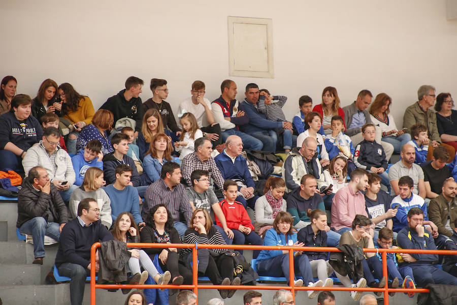 El pabellón de La Alamedilla de la capital charra acoge un partido solidario para ayudar a este estudiante que sufrió una agresión y tiene un daño cerebral