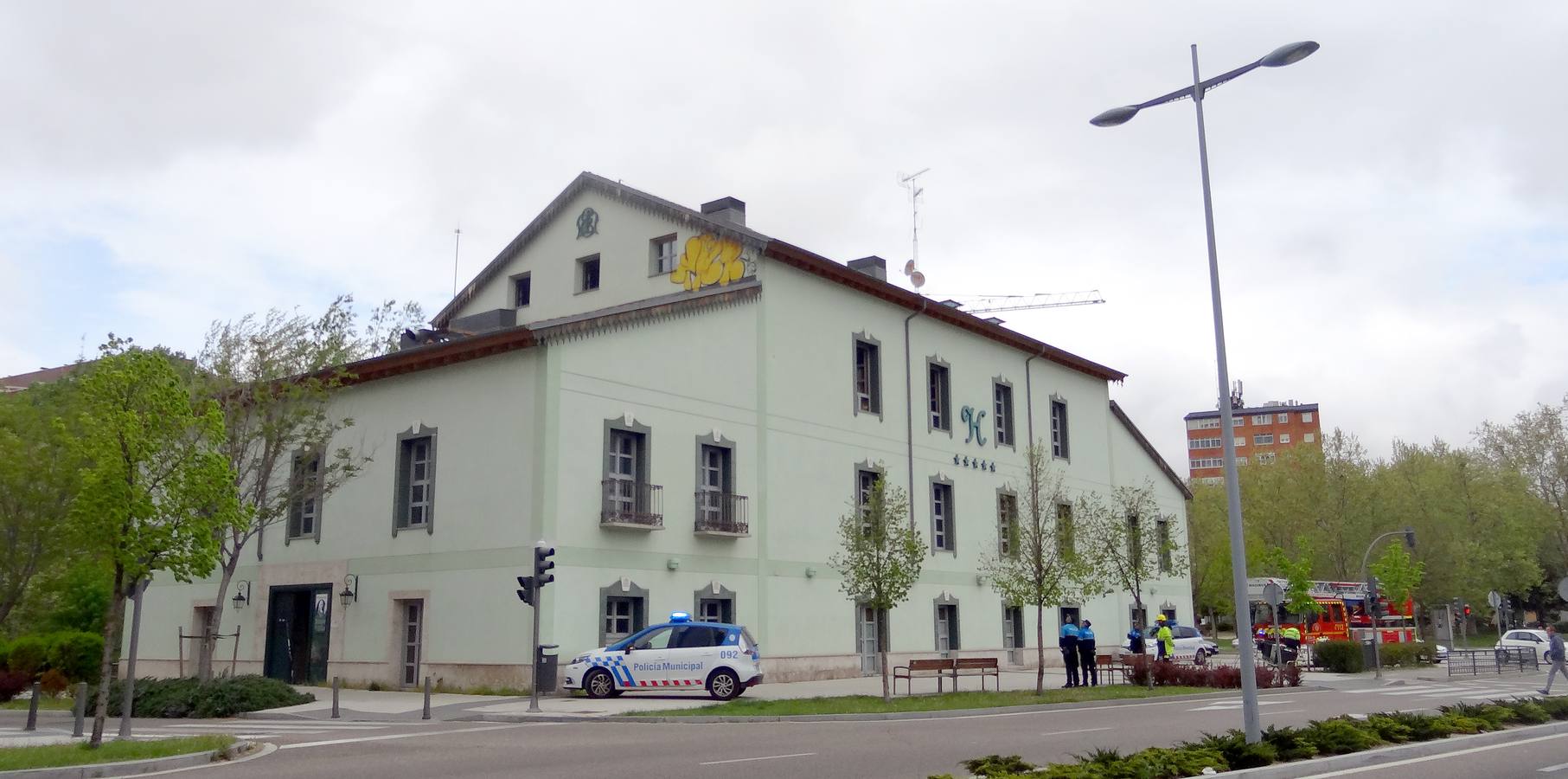 El fuego arrasó pasadas las nueve de la noche del sábado una de las pocas habitaciones que aún conservaban parte del mobiliario del desvalijado hotel, por cuya ventana llegaron a asomarse las llamas