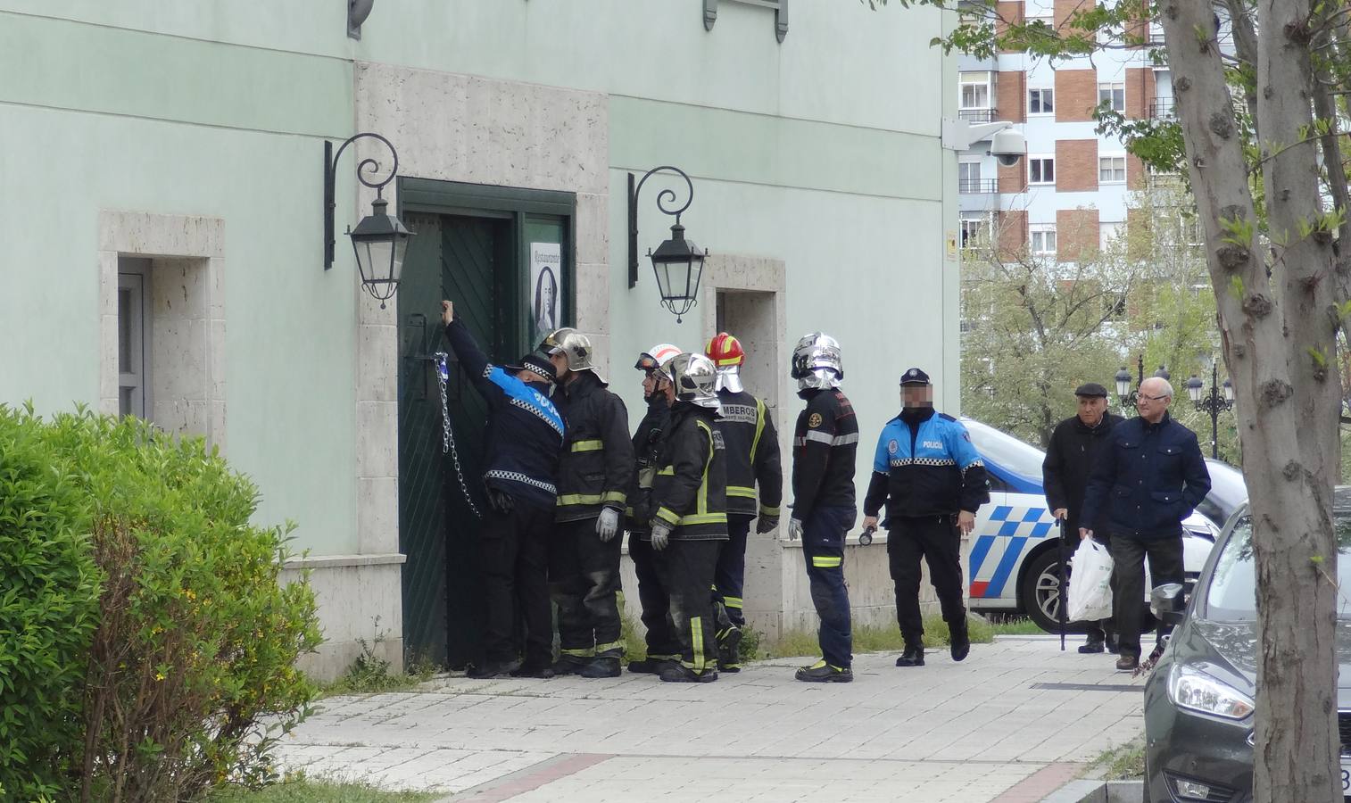 El fuego arrasó pasadas las nueve de la noche del sábado una de las pocas habitaciones que aún conservaban parte del mobiliario del desvalijado hotel, por cuya ventana llegaron a asomarse las llamas