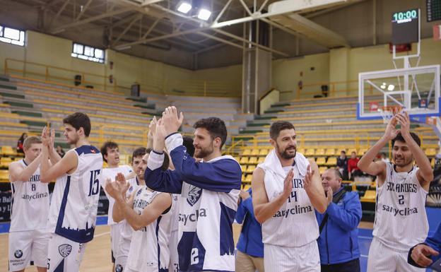 El CB San Andrés de León celebra su ascenso a la Liga EBA en Salamanca. 