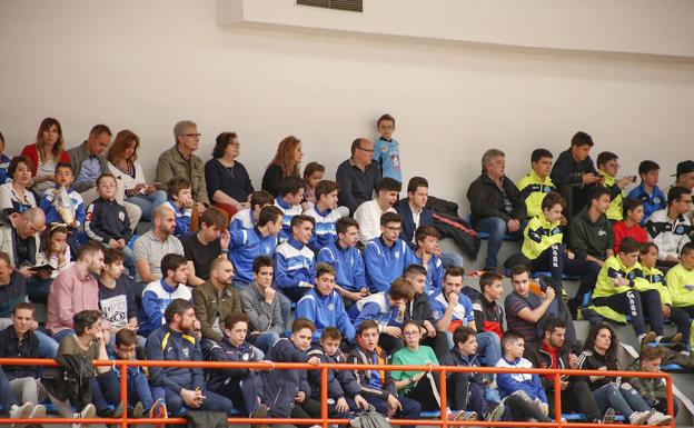 Aspecto de una de las gradas que presentaba ayer La Alamedilla durante el partido solidario en favor de Rodrigo. 