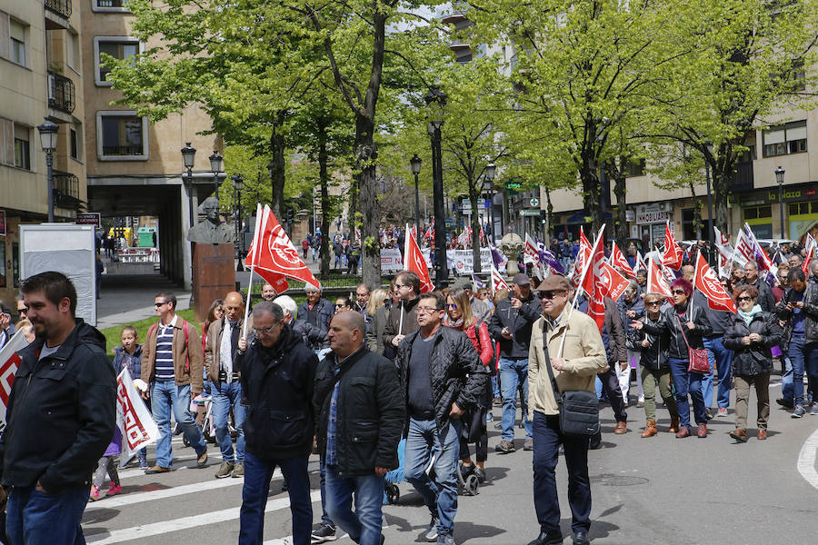 Más de 3.000 personas han recorrido el trayecto desde la Gran Vía hasta la Plaza Mayor reclamando más derechos sociales y bajo la consideración, según los dirigentes sindicales provinciales, de que hay «motivos para más movilizaciones»