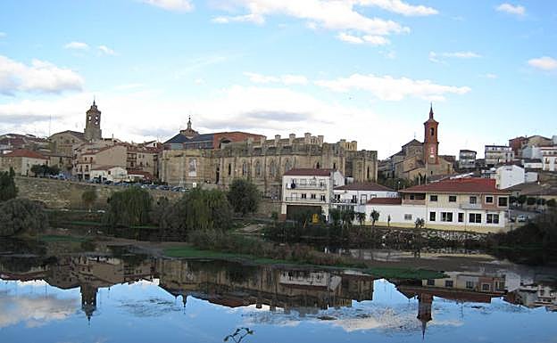 Imagen del río a su paso por Alba de Tormes