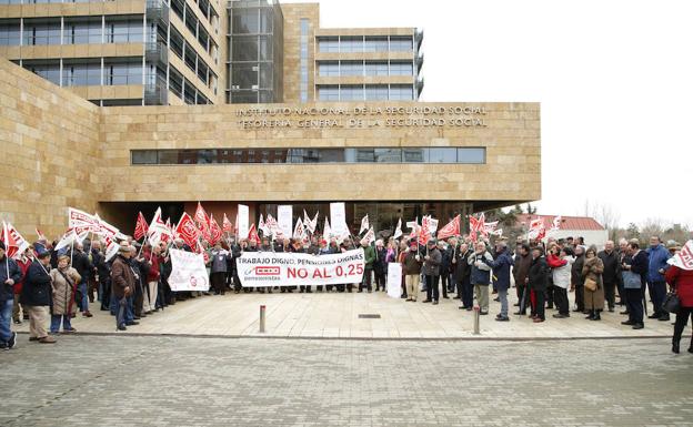 Concentración de pensionistas ante el edificio de la Seguridad Social en Salamanca. 