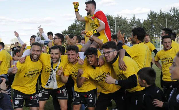 Los jugadores de Unionistas celebran el título en Becerril. 