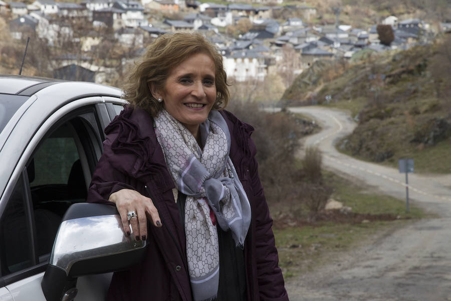 La alcaldesa de Porto de Sanabria, Guadalupe Carracedo, en la carretera y al fondo, el pueblo. 