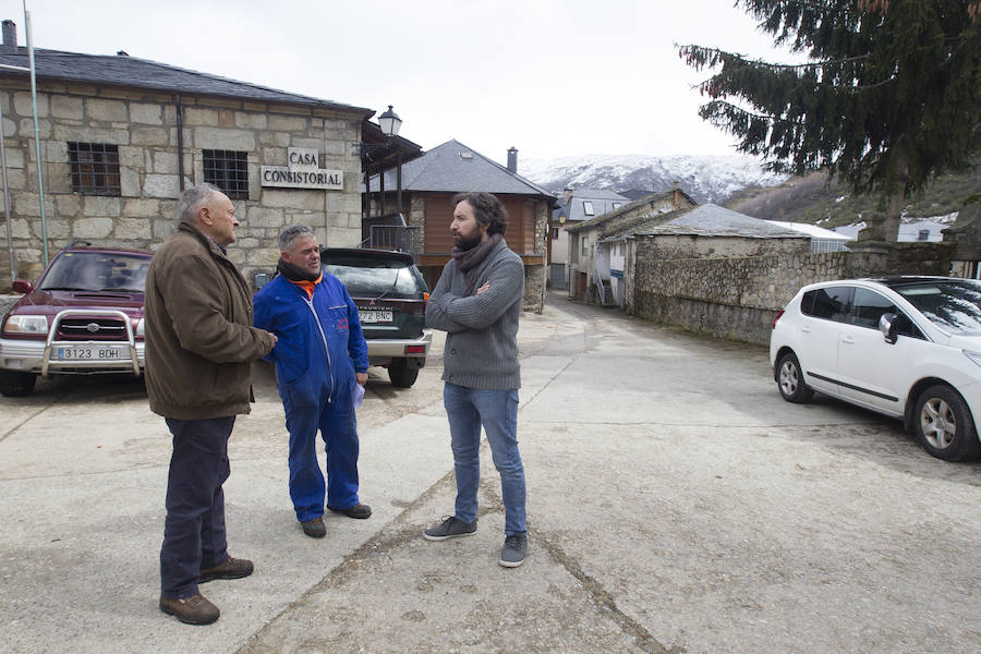 Pablo Justo y José Luis Carracedo, vecinos de Porto, junto a Gustavo Alonso, administrativo del Ayuntamiento, conversan junto al edificio del Consistorio. 