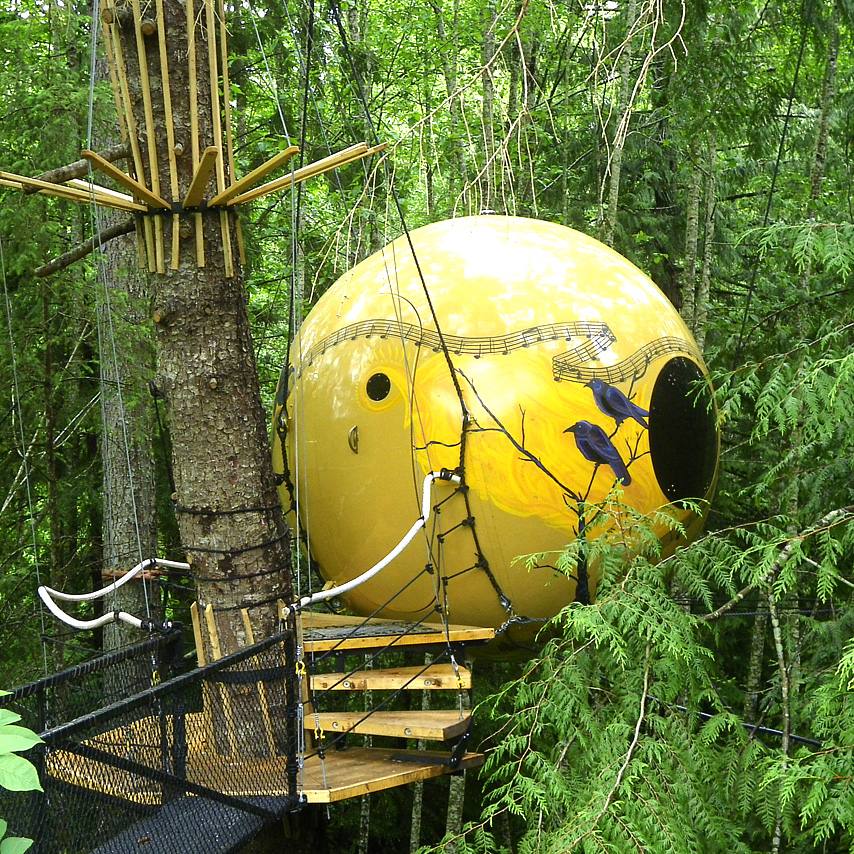 Free Spirit Spheres. Tres habitaciones esféricas diseñadas en madera y enganchadas a los árboles de un bosque de Vancouver (Canadá). 