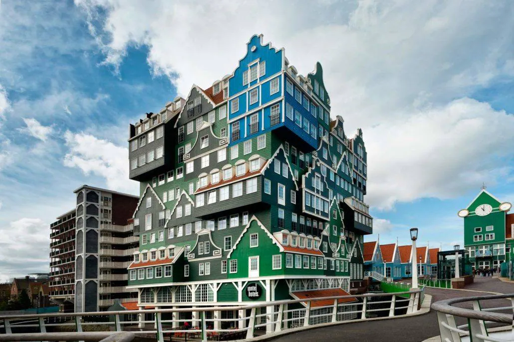 Inntel Hotels Amsterdam Zaandam. Llama la atención su fachada que consiste en una acumulación de casi setenta casas Zaan separadas, ejecutadas en cuatro colores de verde de Zaan.
