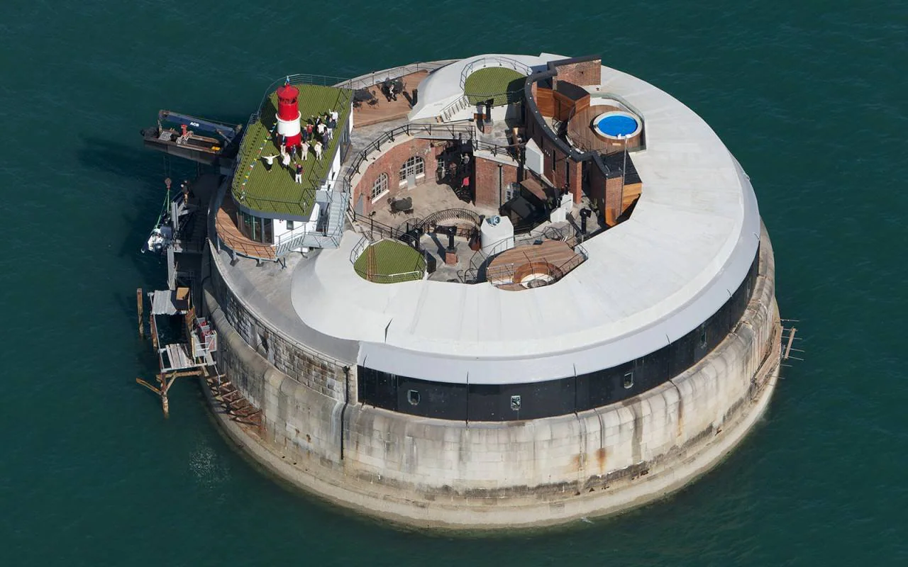 Hotel Spitbank Fort. Se construyó en 1878 en el Canal de la Mancha para detener a la Marina francesa. Ha sido reformado para su uso como un pequeño hotel de lujo con spa y retiro con 9 suites.