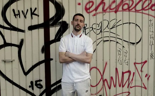 Erik Urano posa junto a unos grafitis en Valladolid.