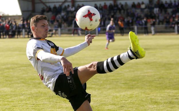 Eslava, durante el partido de este martes ante el Becerril., 