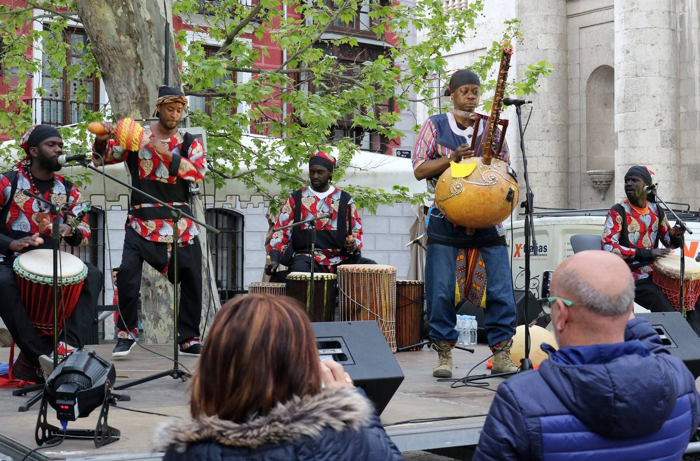 Los centros educativos impulsan hasta el sábado la iniciativa para integrar las 18 nacionalidades que conviven en el barrio
