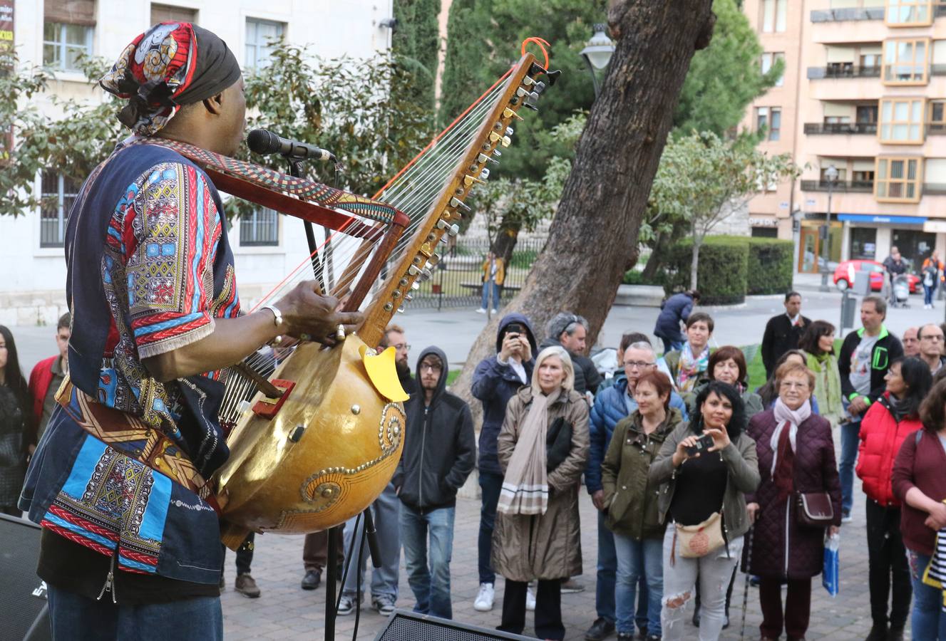 Los centros educativos impulsan hasta el sábado la iniciativa para integrar las 18 nacionalidades que conviven en el barrio