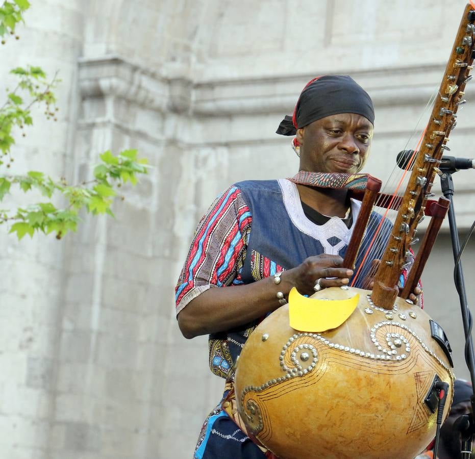 Los centros educativos impulsan hasta el sábado la iniciativa para integrar las 18 nacionalidades que conviven en el barrio