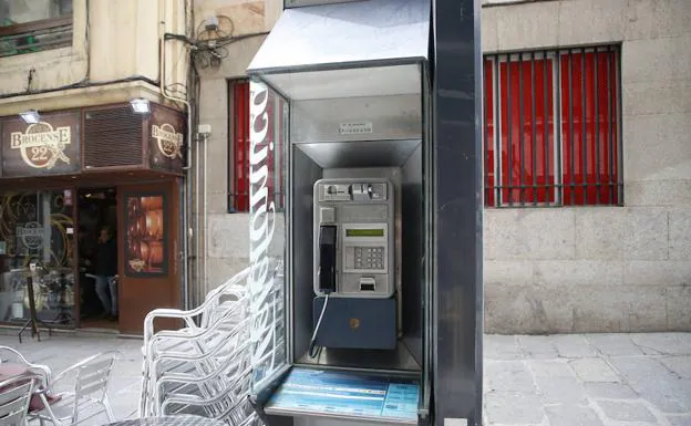 Teléfono público en la calle Brocense. 