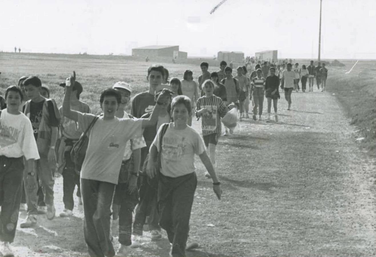 1990. Niños y jóvenes coparon literalmente la marcha y supieron llegar a meta sin perder la alegría.