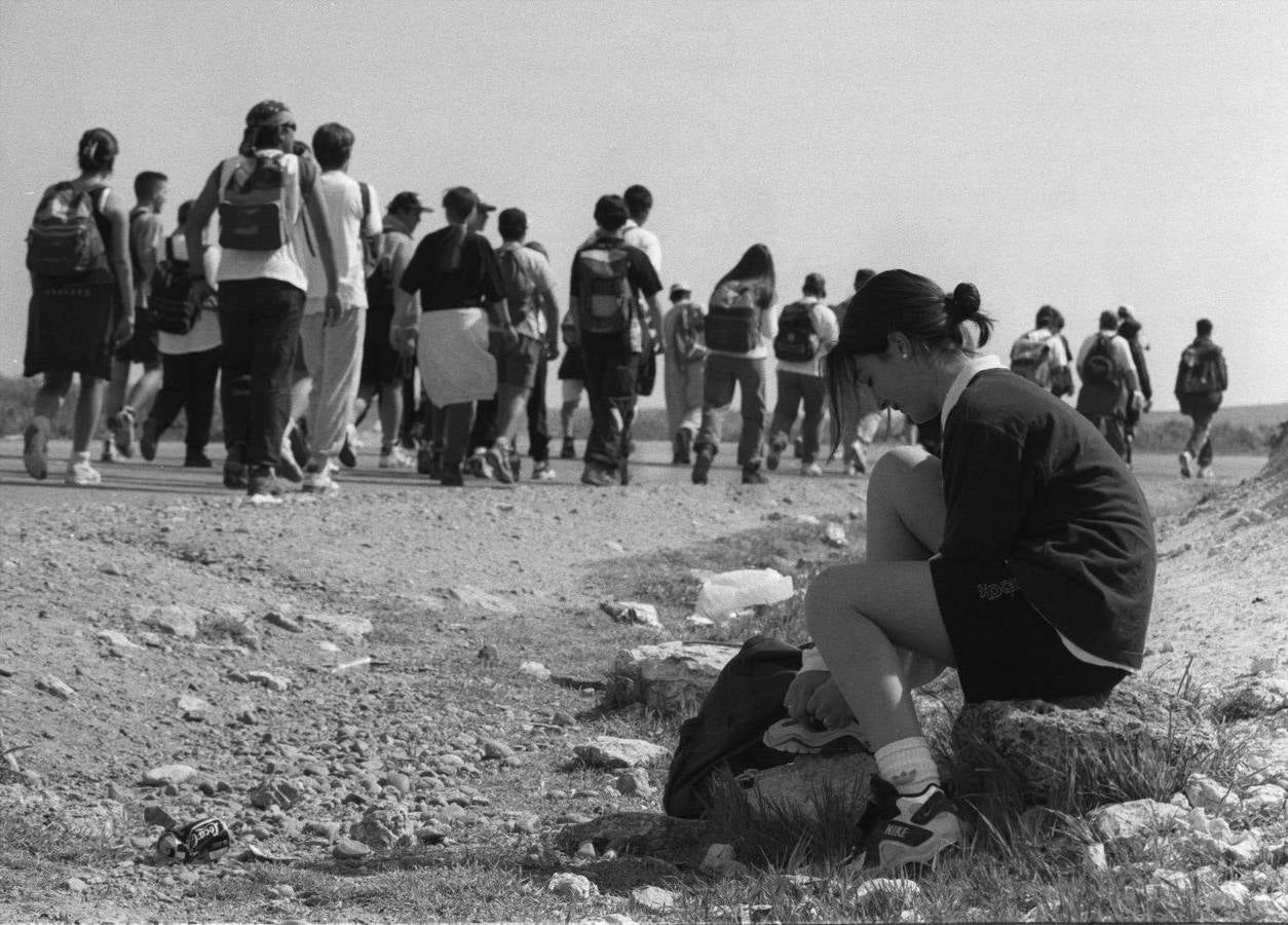 1996. Una joven se ata el cordón de una zapatilla mientras recupera el aliento en un momento del recorrido.