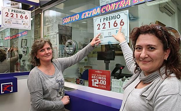 Las empleadas María Rosa y María del Carmen de la administración número 7 de Palencia donde se ha vendido el número 22.166, primer premio del sorteo de la Lotería Nacional que ha dejado 1,2 millones de euros en Palencia. 