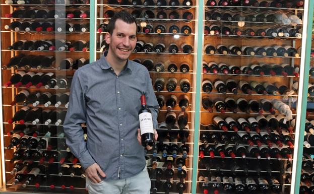 Diego González cuida de la bodega del Cobo Vintage, único restaurante en Burgos con una estrella Michelin