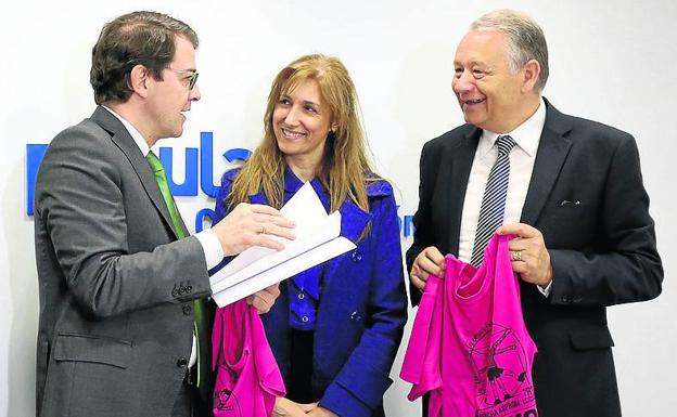 El presidente del PP, Alfonso Fernández Mañueco, recibió ayer a los directivos de Asprona, Eugenia del Olmo y Manuel Fernández.