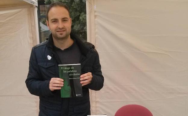 Alberto Blanco, con su último libro.