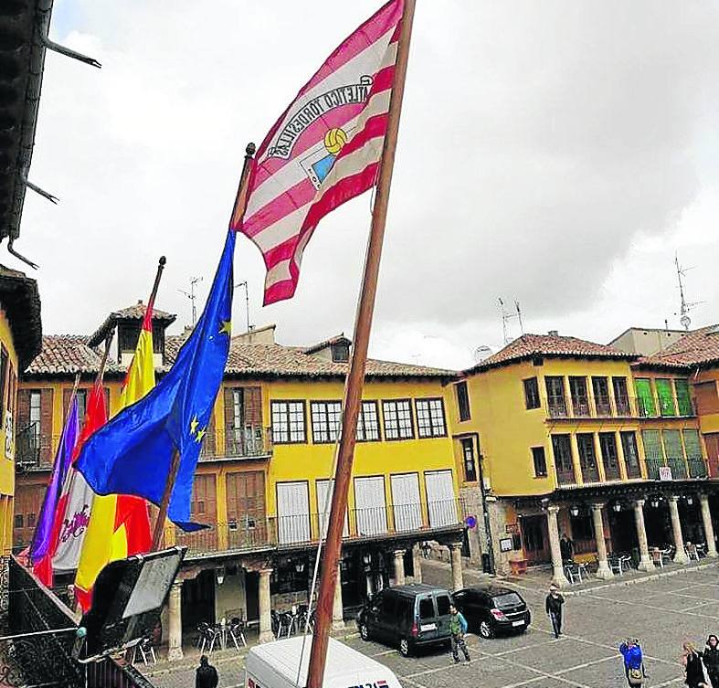 La bandera del club preside el ayuntamiento.