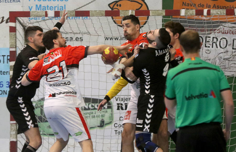 Fotos: Victoria del Balonmano Nava ante el Auto Gomas Sinfín