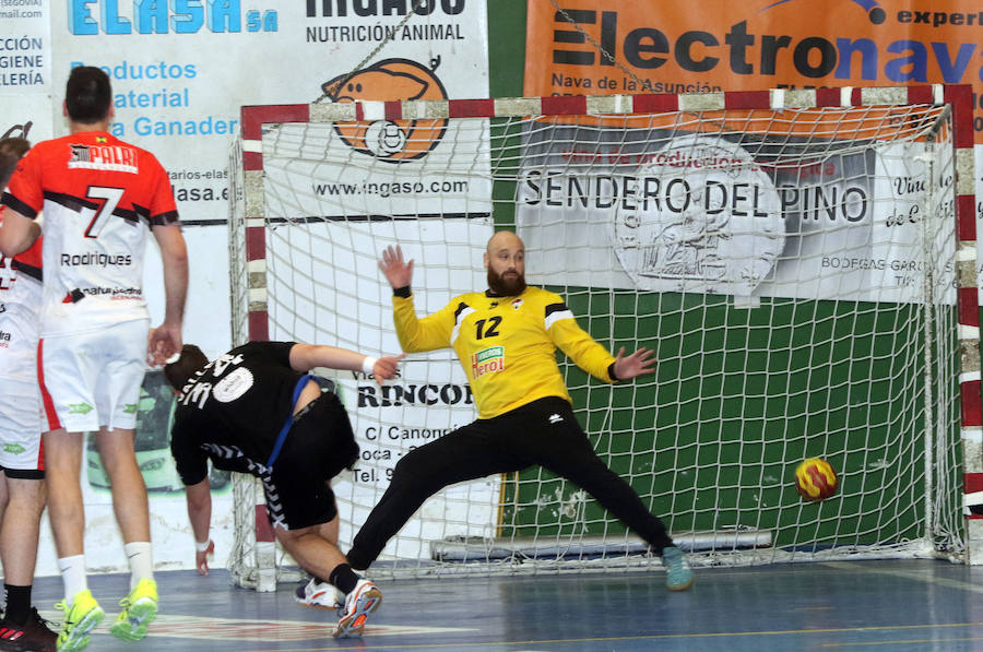 Fotos: Victoria del Balonmano Nava ante el Auto Gomas Sinfín
