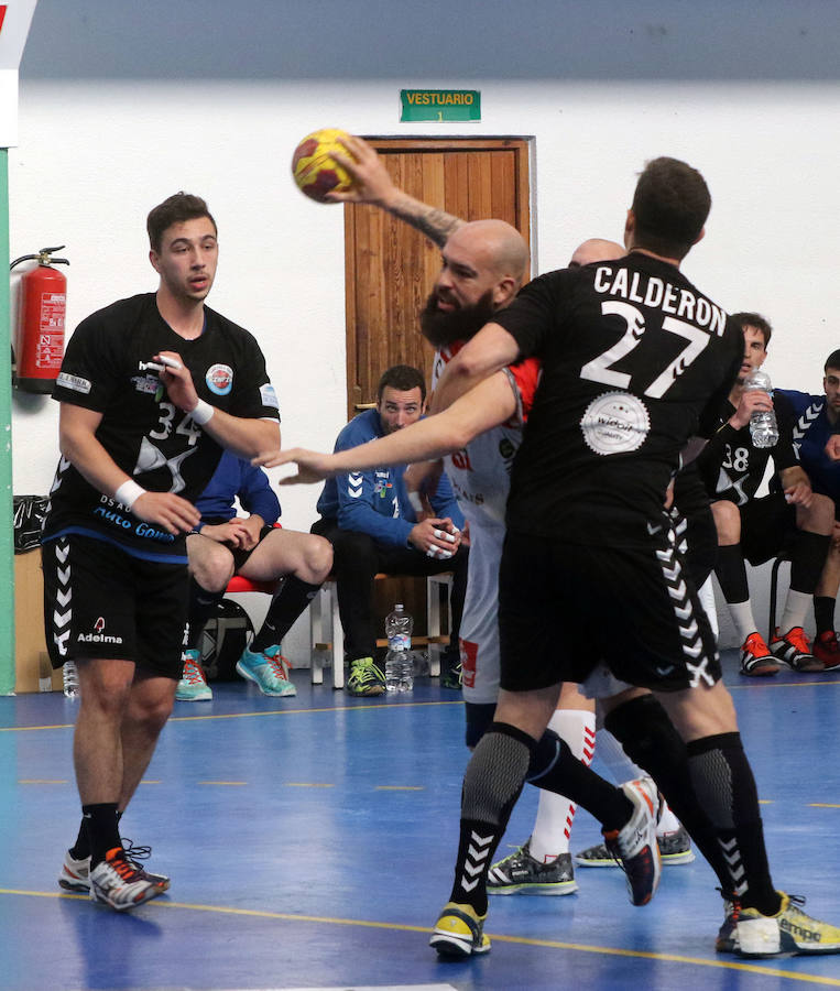 Fotos: Victoria del Balonmano Nava ante el Auto Gomas Sinfín