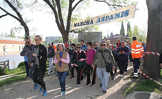 Los participantes toman la salida en la Dársena del Canal. 