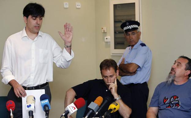 Íñigo Pascual (a la izquierda), hijo de un asesinado por ETA cuyo crimen no se ha resuelto. 