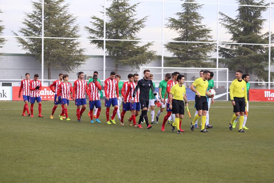 Los dos equipos saltan al campo en el partido de la prmiera vuelta. 