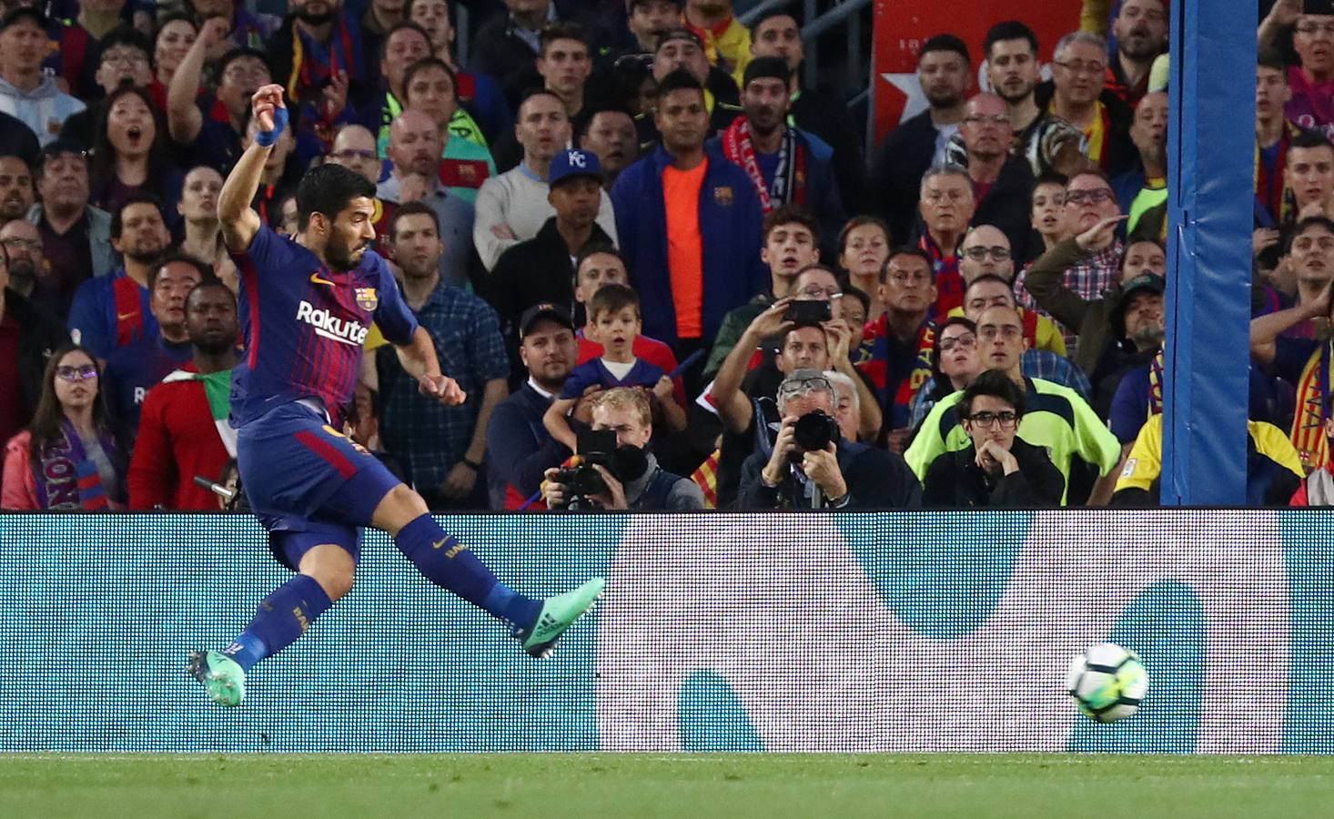 Barcelona y Real Madrid empataron (2-2) en el clásico disputado en el Camp Nou, un partido vibrante en el que hubo goles, emoción, tensión y mucha polémica. 