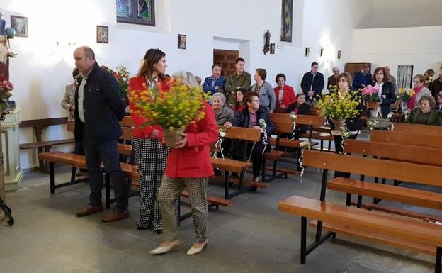 Varias personas realizaron la ofrenda floral a la patrona.