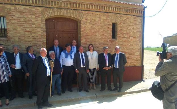 Representantes políticos y vecinos, en la fachada del edificio. 