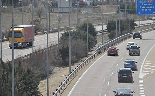 Varios automóviles circulan en dirección a Salamanca. 