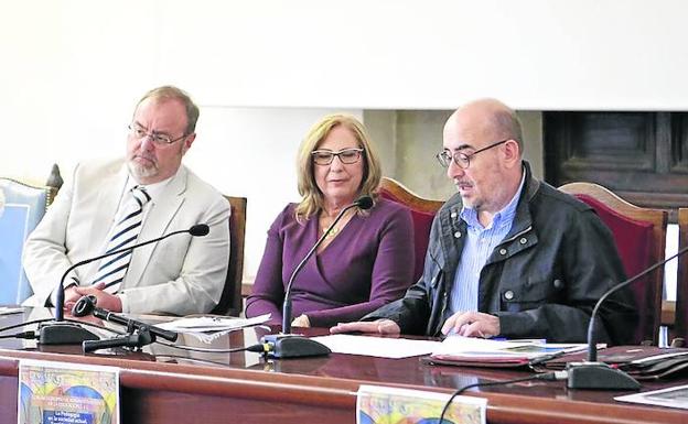 Fernando Rey, acompañado por miembros del Forum Europeo deAdministradores de la Educación.