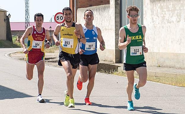 El ganador de la prueba, Marcos Gómez, de azul, corre junto a Abdelhadi Zahraoui, de amarillo, y David García Catalina, de verde. 