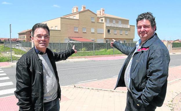 El presidente de la junta de compensación de Carrascalejo 1, Andrés Martín, y el portavoz de Palazuelos en Común, Benedicto Rodao, en la urbanización. 